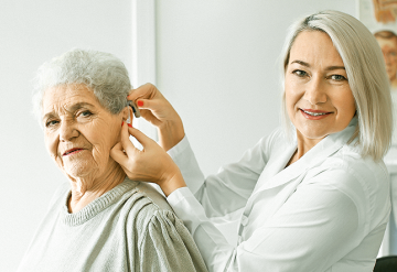 Saiba a importância do aparelho auditivo para idosos
