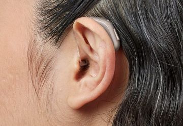 Aparelhos auditivos ou fones de ouvido premium? A revolução do design e da conectividade