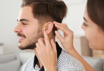 Devo usar um ou dois aparelhos auditivos?