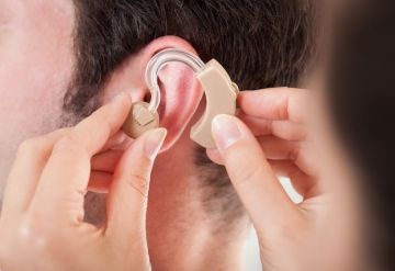 Dicas para cuidar dos seus aparelhos auditivos