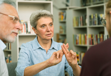 Como funciona a acessibilidade para quem tem perda auditiva