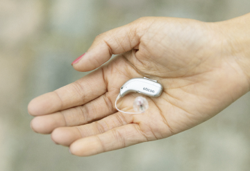 Como ajustar um aparelho auditivo danificado?