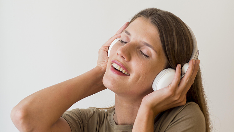 O impacto da música alta  nos fones de ouvido