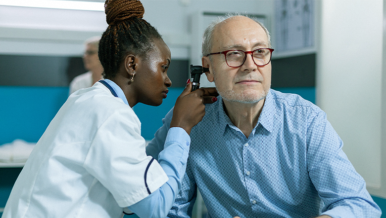 O que é e como funciona o implante coclear