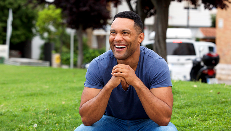 Como aparelhos auditivos podem ajudar a reduzir depressão e ansiedade associadas à perda auditiva