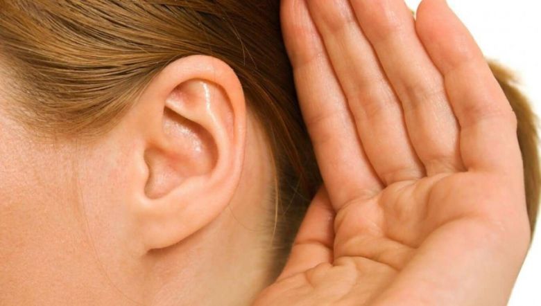 Como a pessoa sente que esta perdendo a audição?