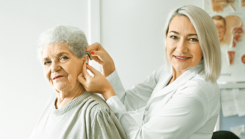 Aparelho auditivo para idosos: como convencê-los a usar? 