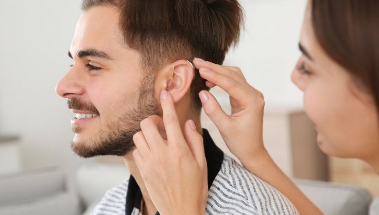 Devo usar um ou dois aparelhos auditivos?